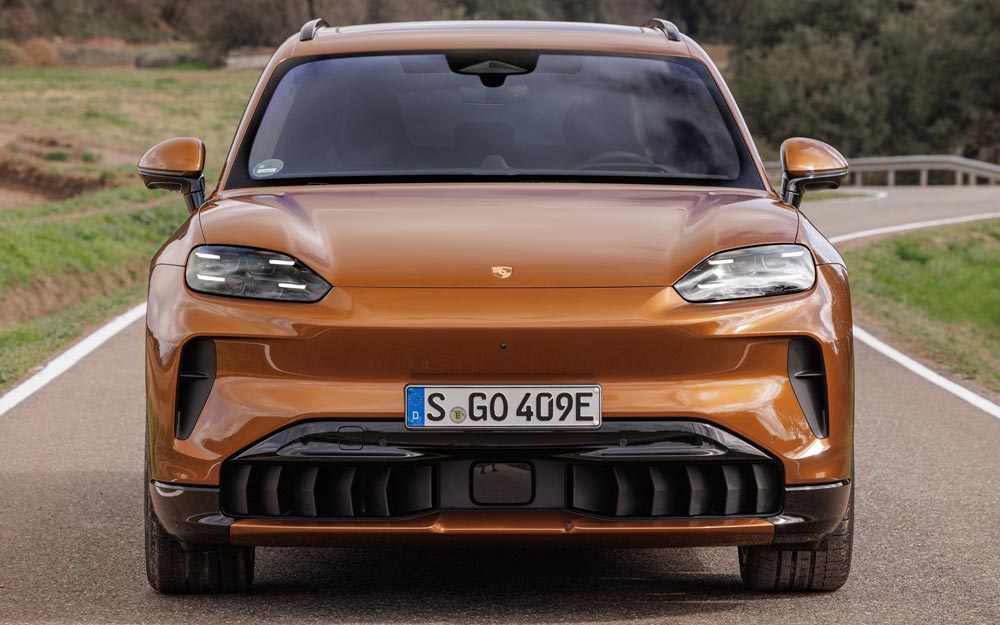 Frontale Anteriore della Porsche Cayenne Electric di Colore Bronzo